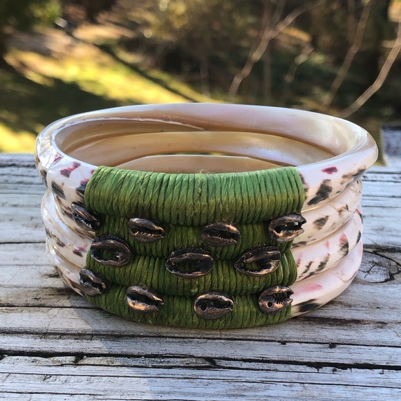 Heavy mother of pearl with green raffia and applied pieces
One of a kind
Stamped - Picture 1 of 11